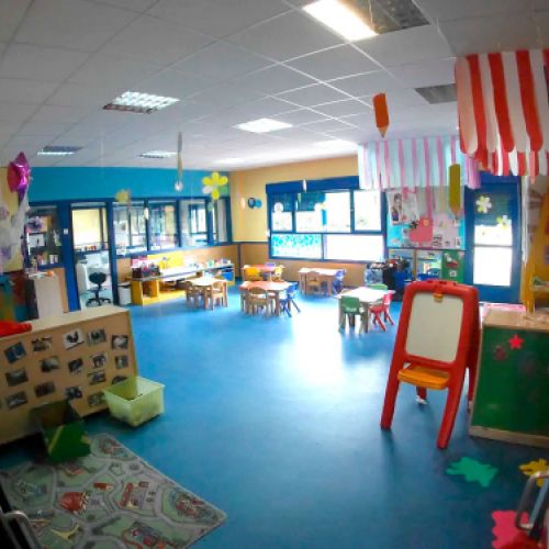 Imagen del aula de 1 a 2 años con ventanas al fondo
