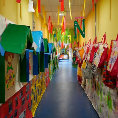 Imagen del pasillo con dibujos en las paredes