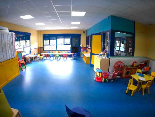 Imagen del aula de 2 a 3 años con mesa alargada