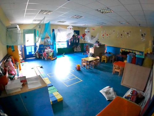 Imagen del aula de 2 a 3 años con material para las clases