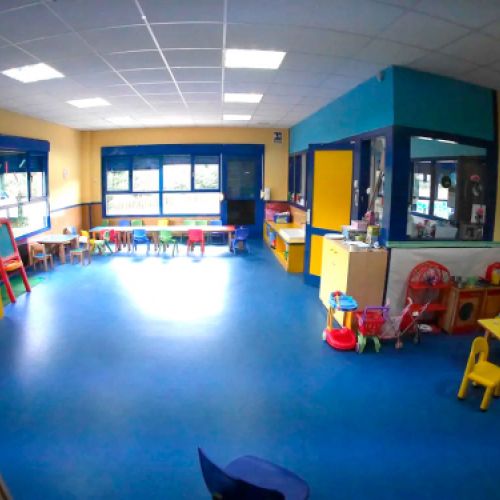 Imagen del aula de 2 a 3 años con mesa alargada
