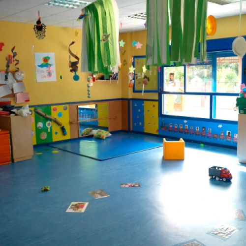 Imagen del aula de 2 a 3 años con manualidades