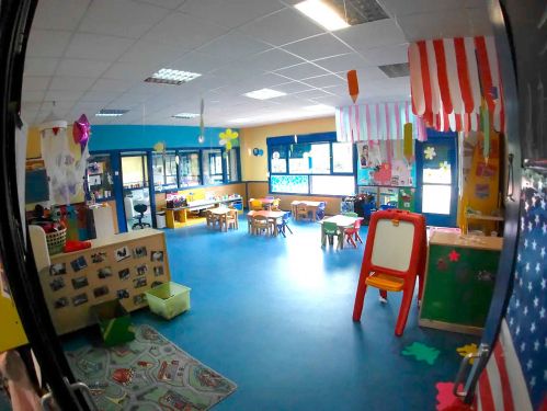 Imagen del aula de 1 a 2 años con ventanas al fondo