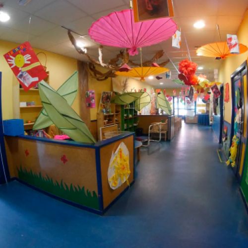 Imagen del pasillo con la recepción