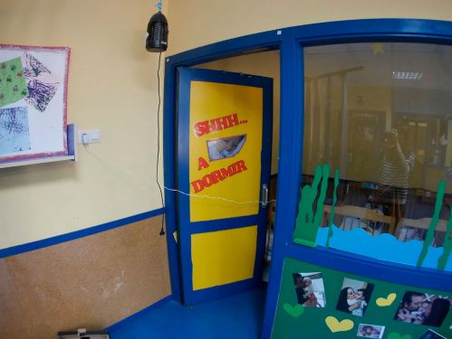 Imagen de entrada a sala de cunas