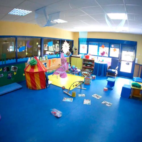 Imagen del aula de 2 a 3 años con juegos varios
