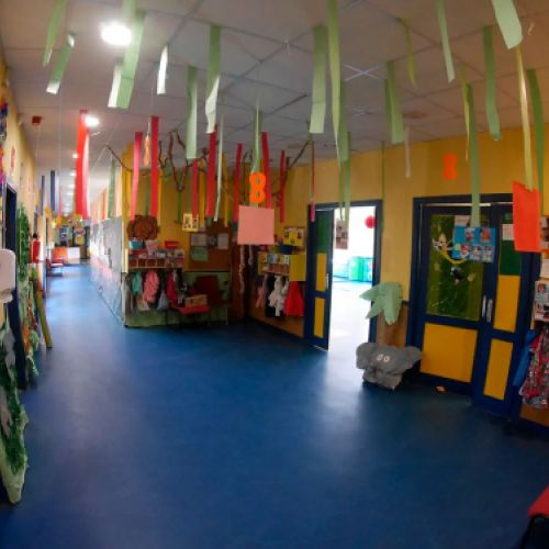 Imagen del pasillo con acceso a aulas