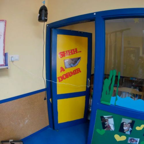 Imagen de entrada a sala de cunas