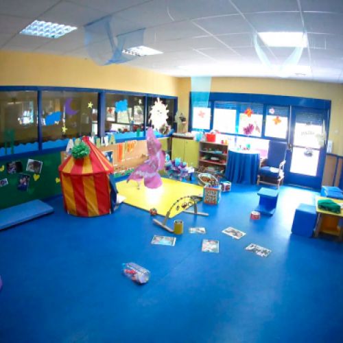 Imagen del aula de 2 a 3 años con juegos varios