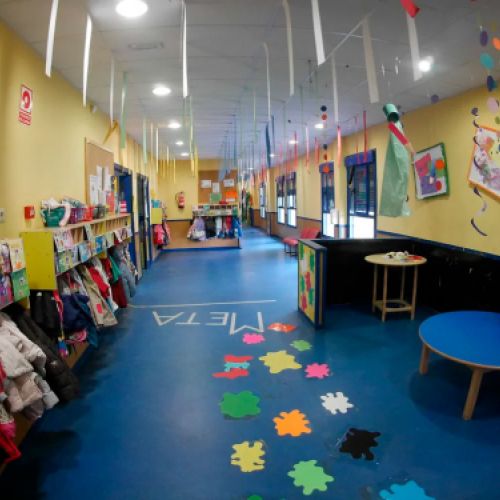 Imagen del pasillo con manualidades