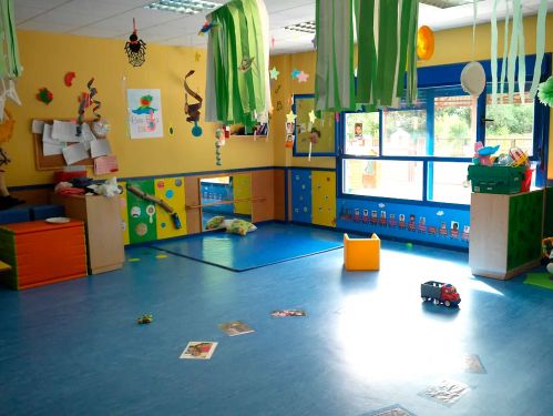 Imagen del aula de 2 a 3 años con manualidades