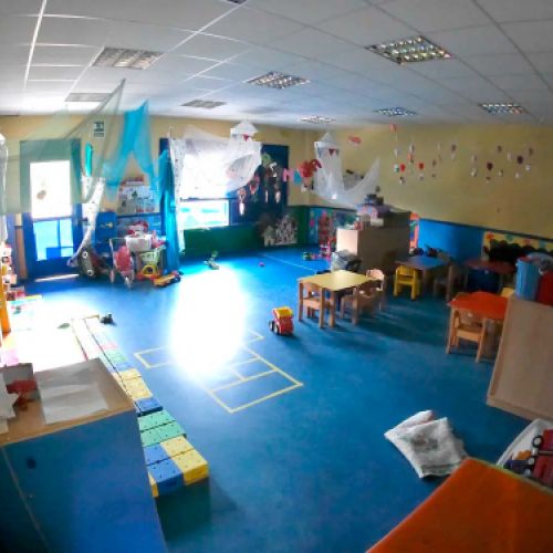 Imagen del aula de 2 a 3 años con material para las clases