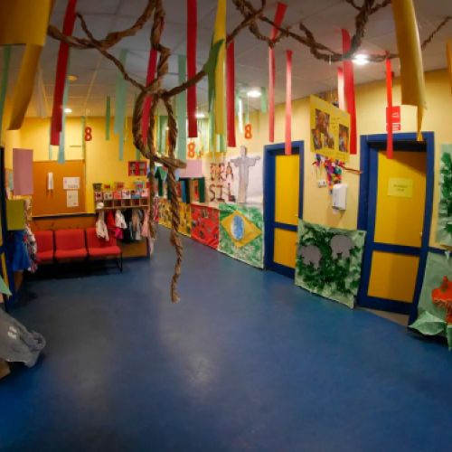 Imagen del pasillo con puertas de acceso