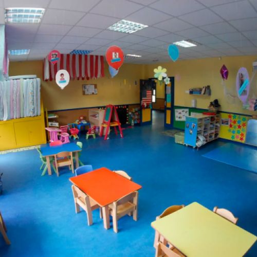 Imagen del aula de 1 a 2 años con mesas y sillas